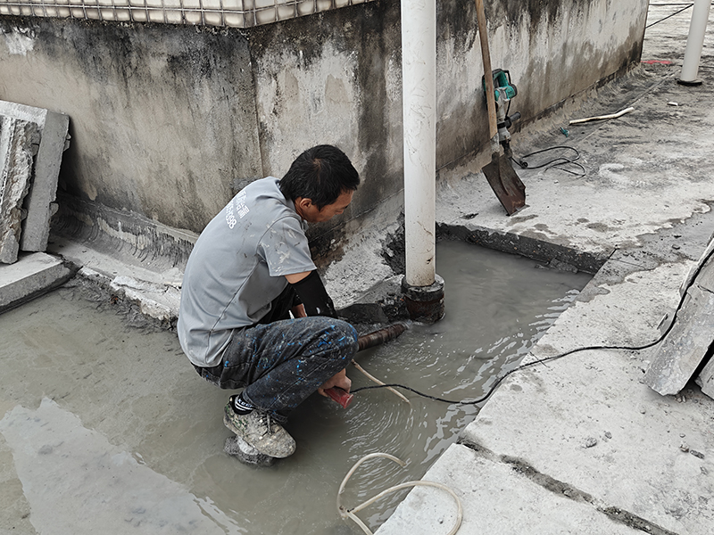 樓頂排水管道周邊滲水